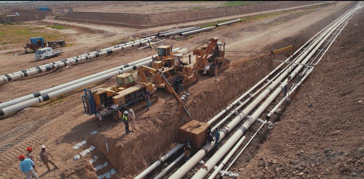 Alabyadh sideboom fleet lowering a trunkline at the GPP project