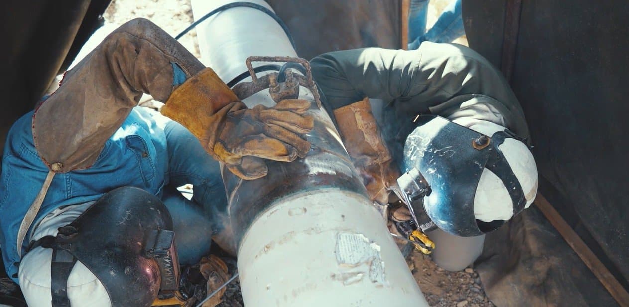 Alabyadh welders joining trunkline pipe on site
